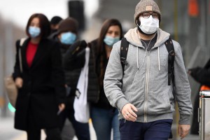 Commuters wearing masks.  Photo: AFP