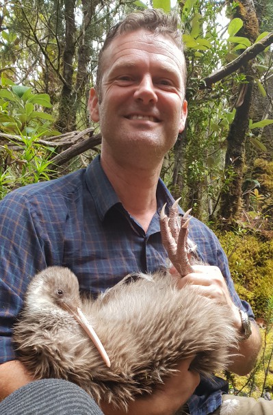 Dr Al Glen (MWLR) with Fiordland tokoeka (brown kiwi).
