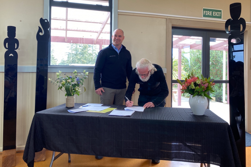 Will Barrett (Ngāi Tahu) and Dr Peter Millard (GM Science, Manaaki Whenua) signing the agreement