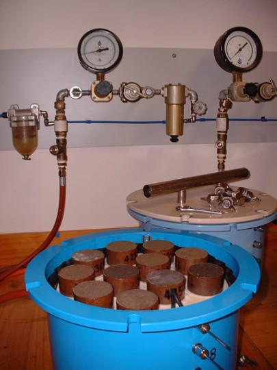 Pressure vessels used for moisture release analyses