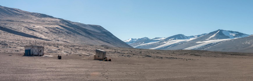 Bull Pass, within the Wright Valley. The buildings house refuges and science equipment.