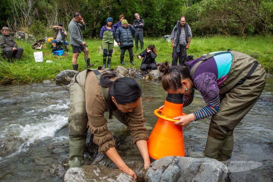 Kairangahau Māori Jade Hyslop and Manaaki Whenua researchers take part in a Rangitāne iwi/hapū cultural monitoring wānanga on the Manawatū River. Photo credit: Mahuru Wilcox.