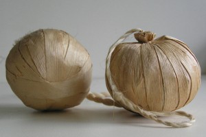 Poi made from raupō leaves. Collection of Mrs K Wood. Image: Sue Scheele